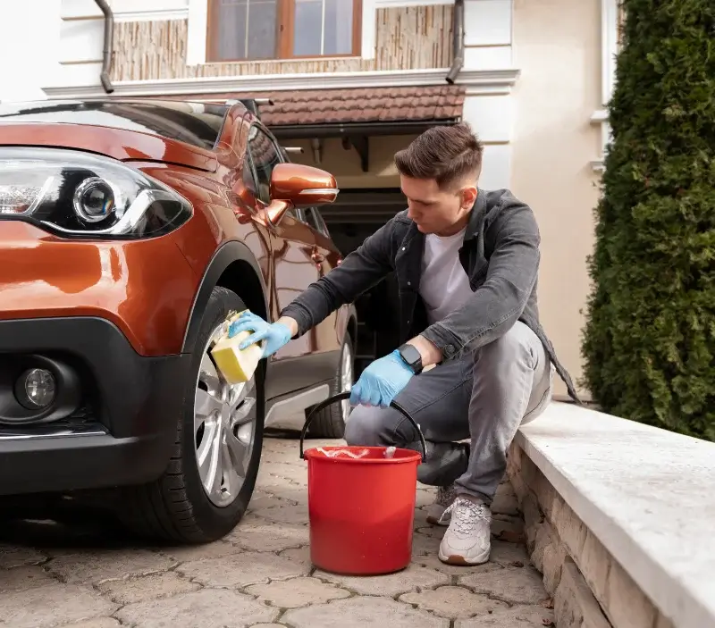 Lavage auto à domicile Embreville : professionnel intervenant sur un véhicule